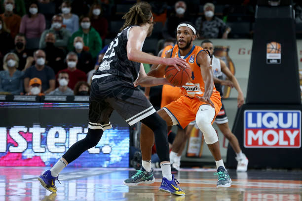 通过詹姆斯 通过詹姆斯